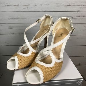 Bakers straw white leather trim sz 8.5
